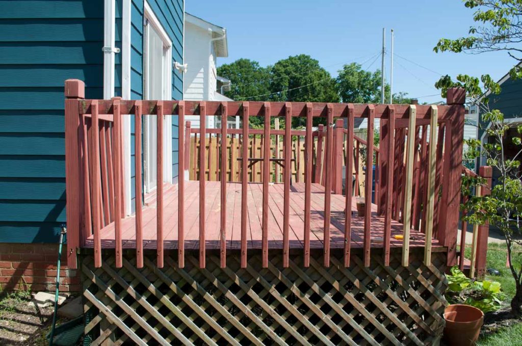 Straight, level deck railing